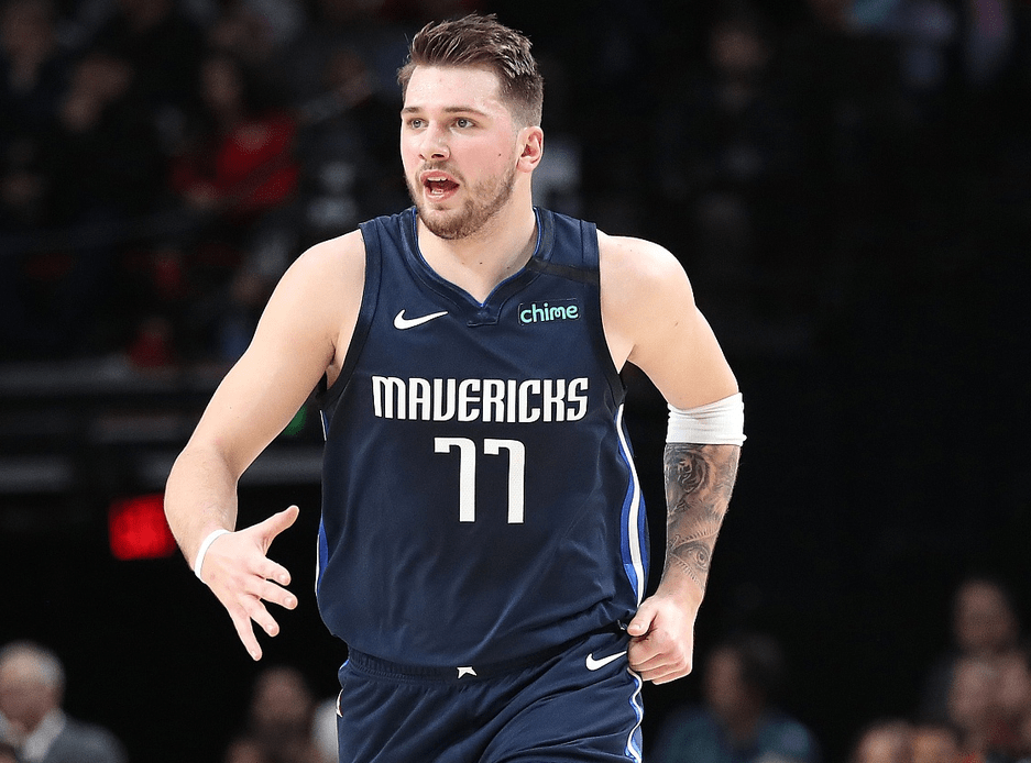 包含从皇家马德里外线爆发备战欧超杯到凯恩与60激战独行侠分钟，集结日马赛调整名单以备CBA季后赛的词条